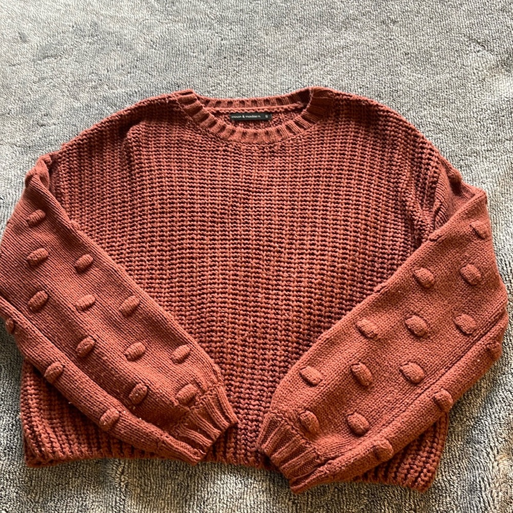 Moon & Madison Wine Red bubble sleeve polka dot cropped crewneck knit sweater